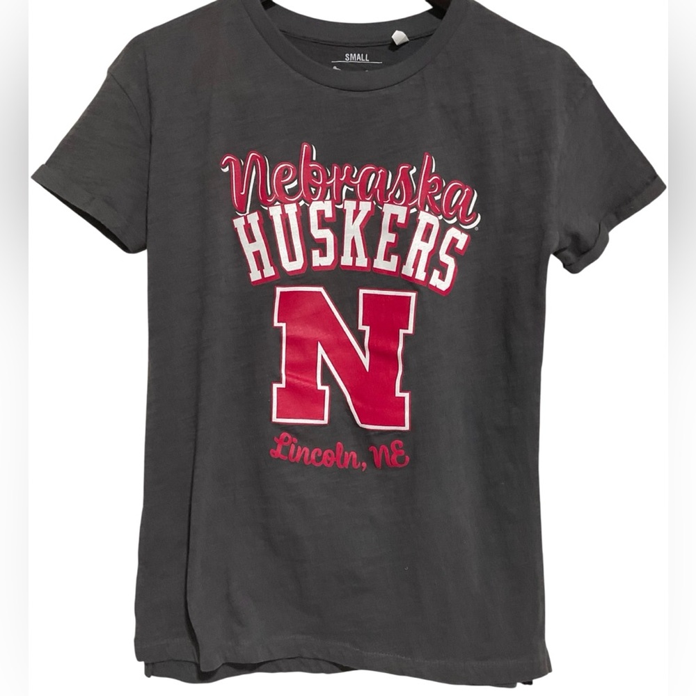 Pressbox by Royce Apparel Heather Gray Nebraska Huskers Graphic Tee In Women’s S